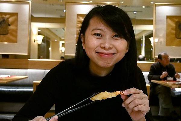 2012.12.25-不用自己煮，瞧媽咪笑得開心...
