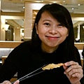 2012.12.25-不用自己煮，瞧媽咪笑得開心...