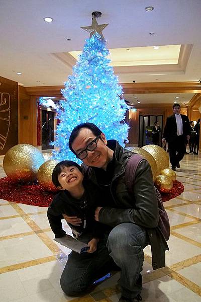 2012.12.25-今晚看得出心情很好的一對父子..