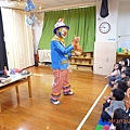 2012.12.25-學校用心的為我們請來了小丑哥哥表演魔術..