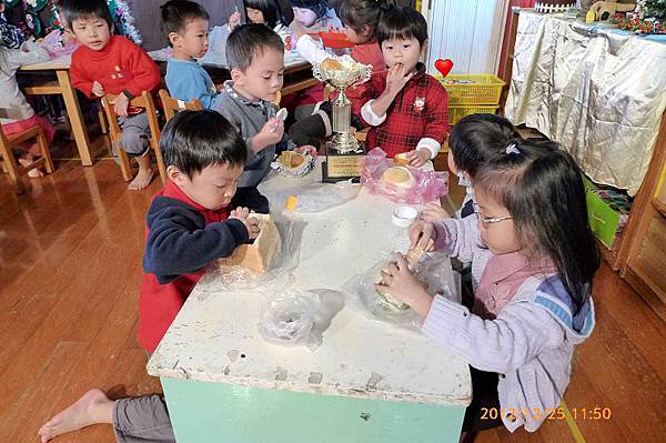 2012.12.25-來吃聖誕奇奇餐囉~~學校要我們從家裡帶可以裝上食物的器皿，但絕對不能是一般的碗盤..媽咪幫我帶的是>>獎盃....