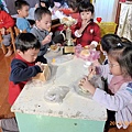 2012.12.25-來吃聖誕奇奇餐囉~~學校要我們從家裡帶可以裝上食物的器皿，但絕對不能是一般的碗盤..媽咪幫我帶的是>>獎盃....