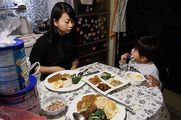 2012.12.27-媽咪叮嚀要認真吃喔....
