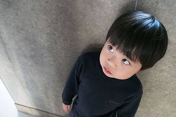 2012.12.29-這張舅舅尋問要不要吃冰棒的俯角照片，像不像被霸凌的小孩...