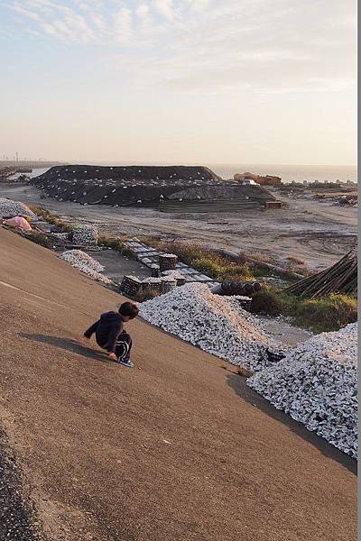 2012.12.29-在河堤上跑跳，是媽咪小時候的朝思暮想...