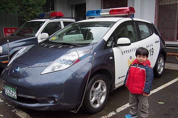 2012.12.30-行經一警察局，車子都開過去了，爸比突然又折返....因為看到我感興趣的NISSAN LEAF(是台灣沒有販售的電動車喔~)