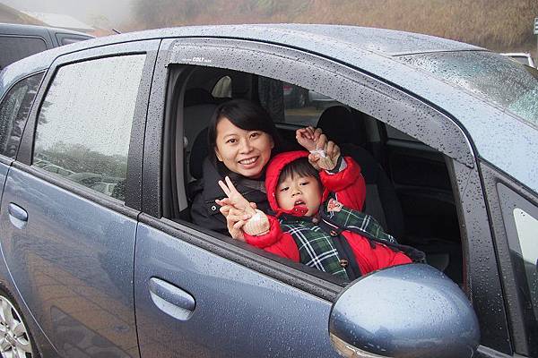 2012.12.30-開了半天的車，終於來到大雪山，只是此時又飄起了雨...真的是冷到不行~