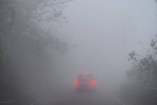 2012.12.30-回程路上不只飄雨，還起了大霧...整片白茫茫的，使得開車的爸比更謹慎了(好在前頭有姑婆他們的車當前導...)