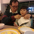 2013.01.01-我是小紳士，吃飯前會圍餐巾..