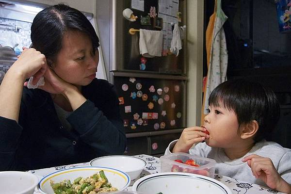 2013.01.08-飯後水果時間，同時跟媽咪聊聊白天在學校的事情..