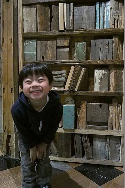 2013.02.13-在木頭造景假書堆前來張書卷氣多一點的照片