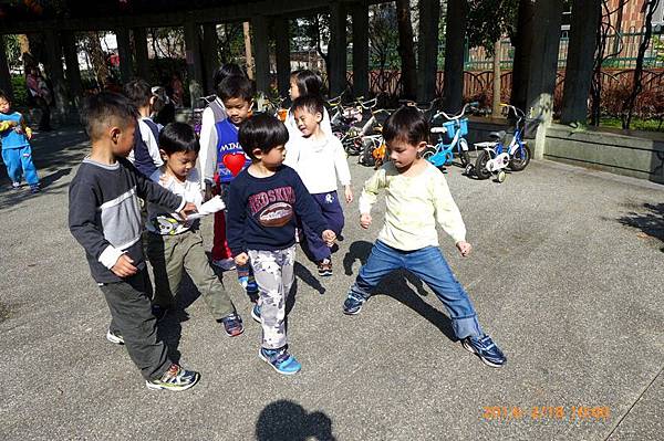 2013.02.18-和同學在學校旁的公園活動...