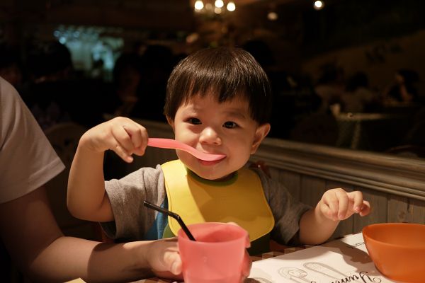 2010.08.26-媽咪說兩歲了..以後飯飯都得自己吃~