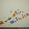 2010.05.16-換掉之前貼在天花板的車子貼紙，這次爸比幫我貼上動物貼紙..