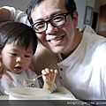 2010.05.02-不要碰到我喔..小心!別把我湯匙裡的牛奶弄溢出來~~