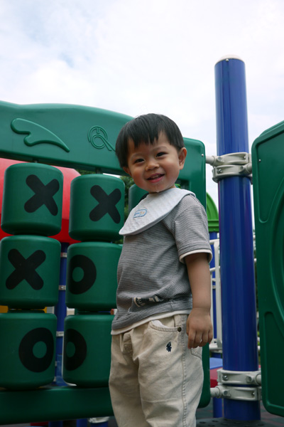 2010.06.16-到阿嬤家，一坐下就吵著要去旁邊的公園玩..