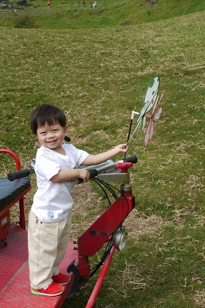 2010.09.04-青青草原上有部車車耶...立即爬上去