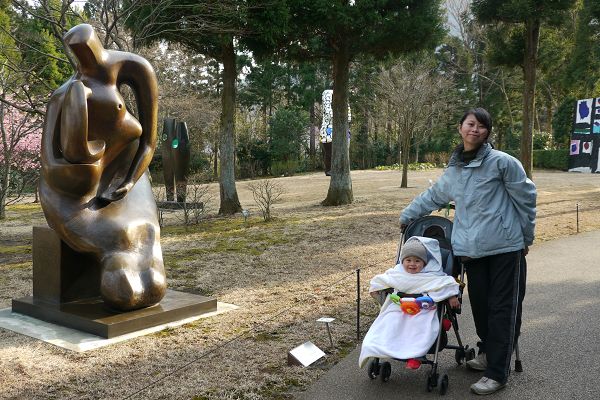 2010.03.22-跟台灣的朱銘美術館一樣，有很多美麗的雕塑就在陽光底下