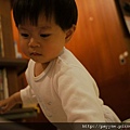 2010.04.27-背後的書櫃上滿滿都是我的書喔~
