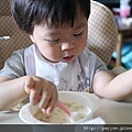 2010.05.02-看到媽咪把餵我的湯匙擱在一旁..