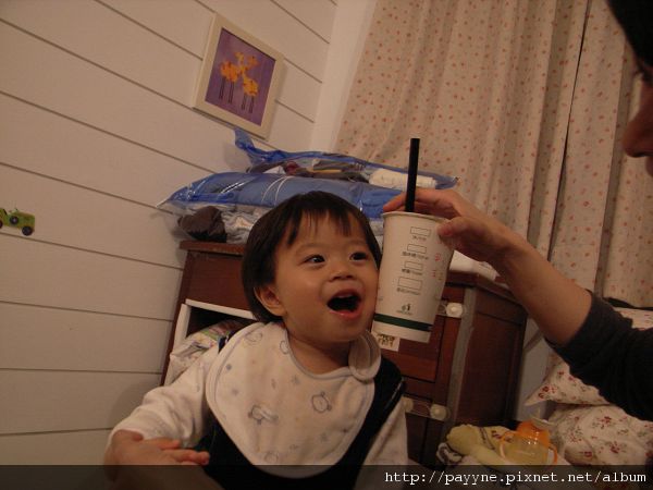 2010.04.28-冰冰的，雖然喝不到但只要碰一下就很開心