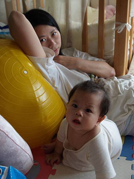 2009.05.13-媽咪以為沒拍到她，所以酷酷的..