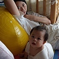 2009.05.13-媽咪以為沒拍到她，所以酷酷的..
