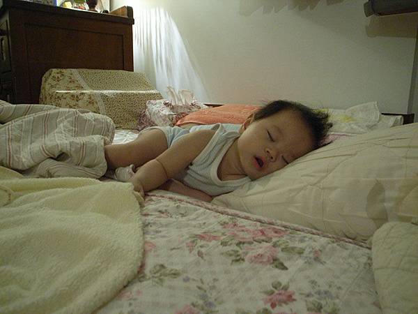 2009.05.19-滾到床邊的縫縫我還是照樣可以睡..