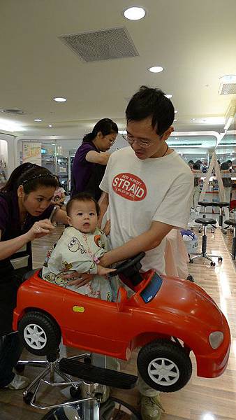 2009.05.31-坐在噗噗車上理髮雖然新奇卻是"貴杉杉"的...