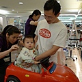 2009.05.31-坐在噗噗車上理髮雖然新奇卻是"貴杉杉"的...