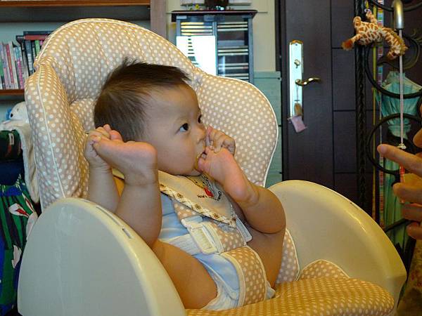2009.06.20-副食品沒加鹽怎麼吃?!!得配著腳ㄚㄚ才有鹹鹹的口感嘛...