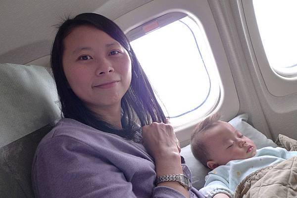 2009.06.10-五天的行程我都很乖，上飛機就睡覺，媽媽給我評100分喔^^~