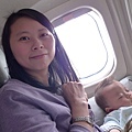 2009.06.10-五天的行程我都很乖，上飛機就睡覺，媽媽給我評100分喔^^~