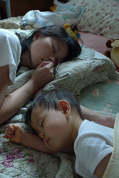 2009.09.03-一大清早，被爸比拍到我跟媽咪睡得東倒西歪的><"