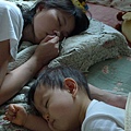 2009.09.03-一大清早，被爸比拍到我跟媽咪睡得東倒西歪的><"