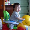 2009.09.05-一早醒來發現爸比送的玩具車，開心到一直傻笑~~
