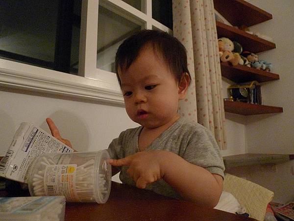 2009.09.05-該怎麼把棉花棒拿出來呢?...媽咪不說那我只好自己研究囉~