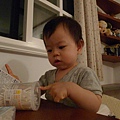 2009.09.05-該怎麼把棉花棒拿出來呢?...媽咪不說那我只好自己研究囉~
