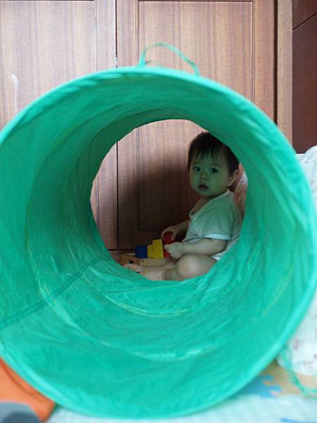 2009.09.08-一開始不敢鑽，後來為了另一頭的積木，不知不覺就爬過去啦= ="