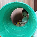 2009.09.08-一開始不敢鑽，後來為了另一頭的積木，不知不覺就爬過去啦= ="