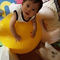 2009.09.14-這顆大球球老是擋住我的去路~~我要把它捏破!!