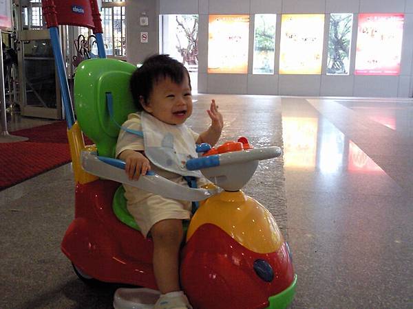 2009.09.19-一早陪媽咪到活動中心跳舞..騎著我心愛的玩具車車，真是酷斃了!!