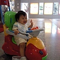 2009.09.19-一早陪媽咪到活動中心跳舞..騎著我心愛的玩具車車，真是酷斃了!!