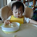 2009.09.22-媽咪要我自己吃麵麵...