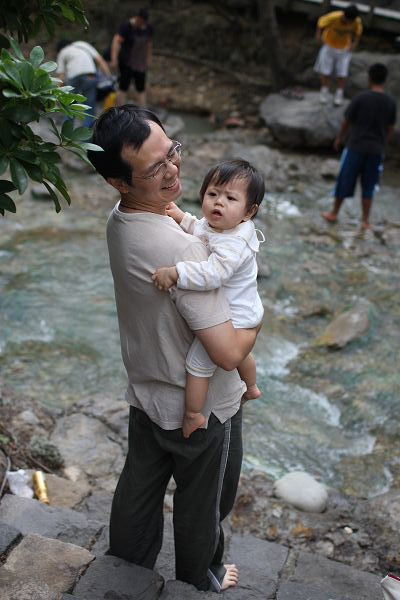 2009.10.11-到新北投泡泡溫泉溪水...其實是沿途溫泉業著排出來的溫水...= ="