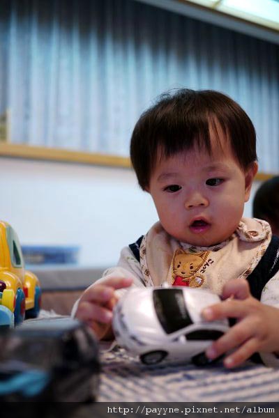 2009.12.05-來到Joe叔叔家，看到他們家的玩具車好酷喔...爸比~人家也好想要~~