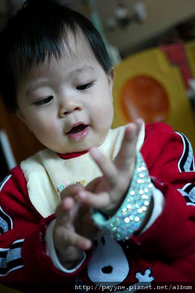 2009.12.06-什麼都能玩，連媽咪舞衣上的配件手環都不放過..