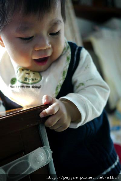 2009.12.06-原本好端端的化妝檯，現在既黏防撞條又貼防開鎖...已經變得完全沒有美感了