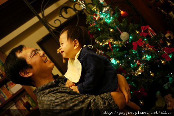 2009.12.16-佈置聖誕樹囉~~瞧我望著抱我的爸比，兩人開心的相視而笑~~