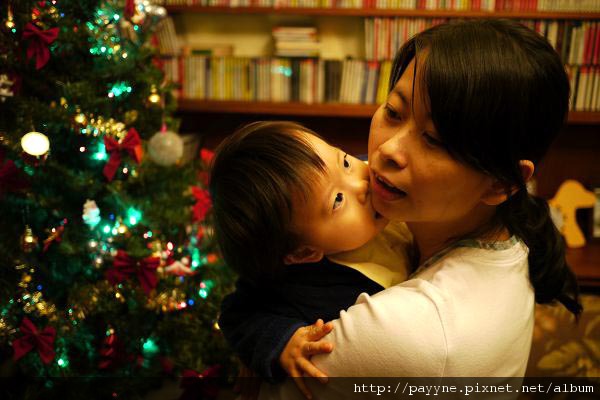 2009.12.16-為表示我真的很愛媽咪，所以大方的在鏡頭前kiss一下她^V^~
